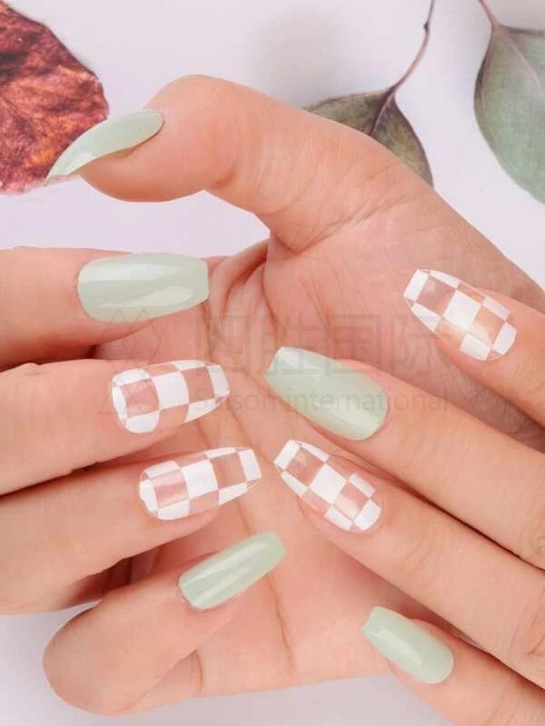 24pcs Gingham Fake Nail Set