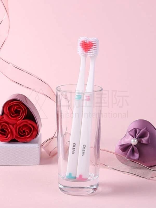 2pcs Heart Design Random Color Toothbrush